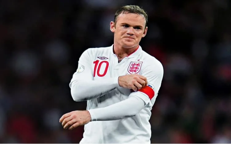 Rooney nổi tiếng với khả năng dứt điểm mạnh mẽ và phong cách thi đấu đầy nhiệt huyết